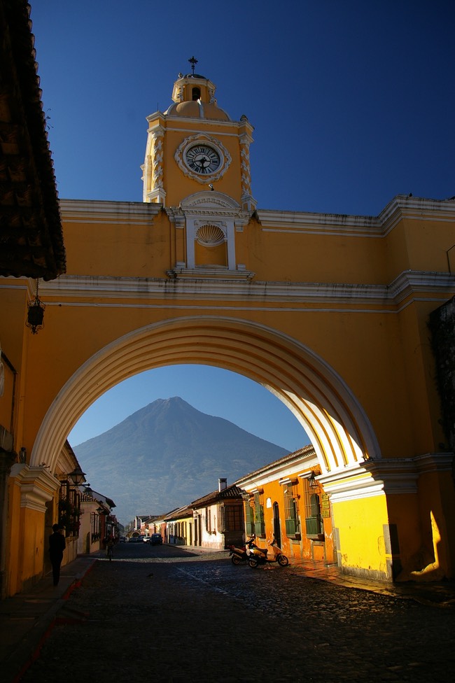 1. La Antigua, Calle del Arco and Agua Volcano